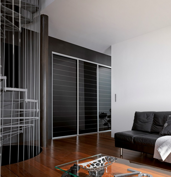 Porte Diva 
Verre Laqué Strié Noir - Profil Smart Anodisé Gris.